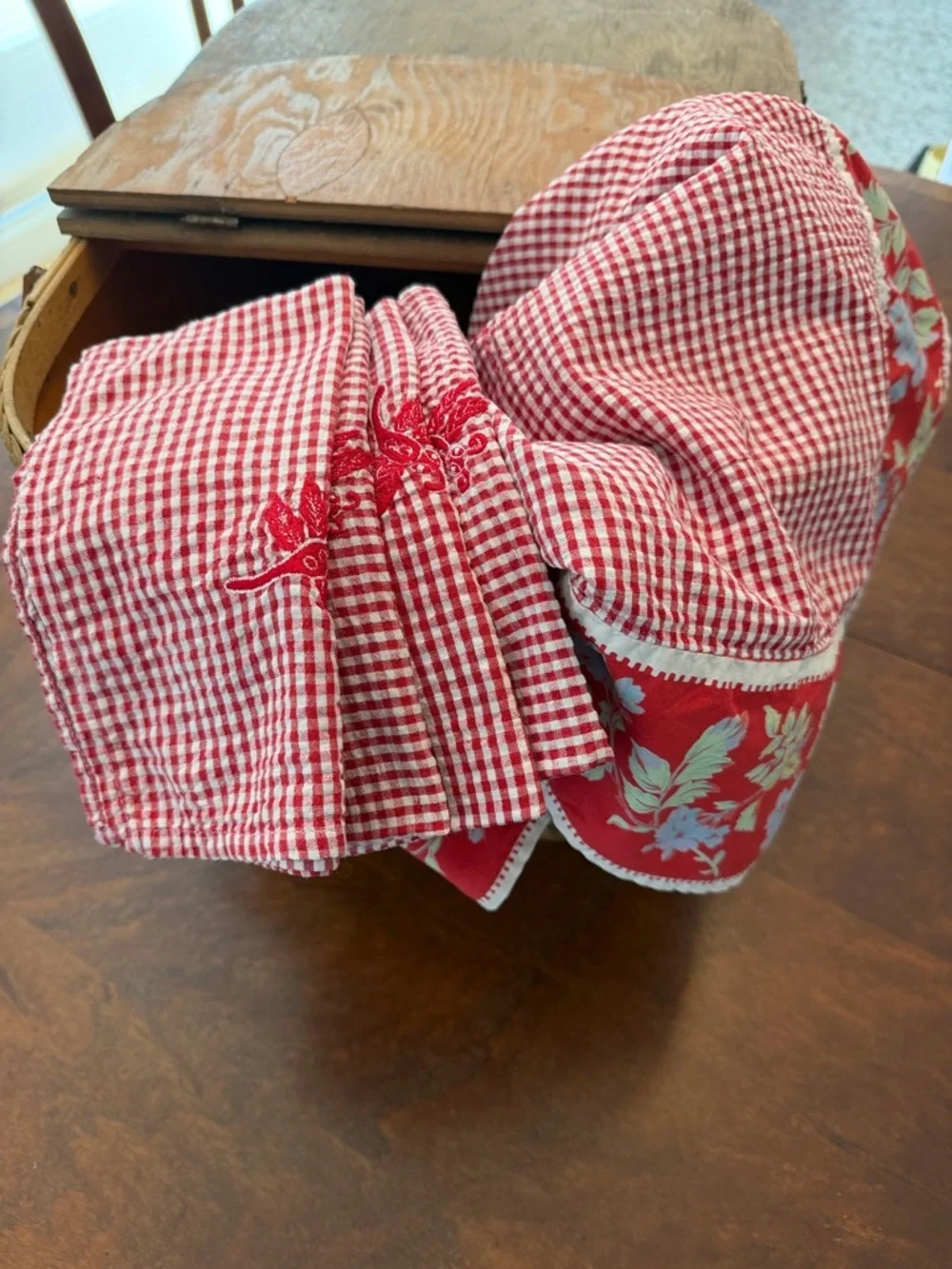 Vintage April Cornell Red Gingham Dragonfly Tablecloth Floral Hem & Four Napkins